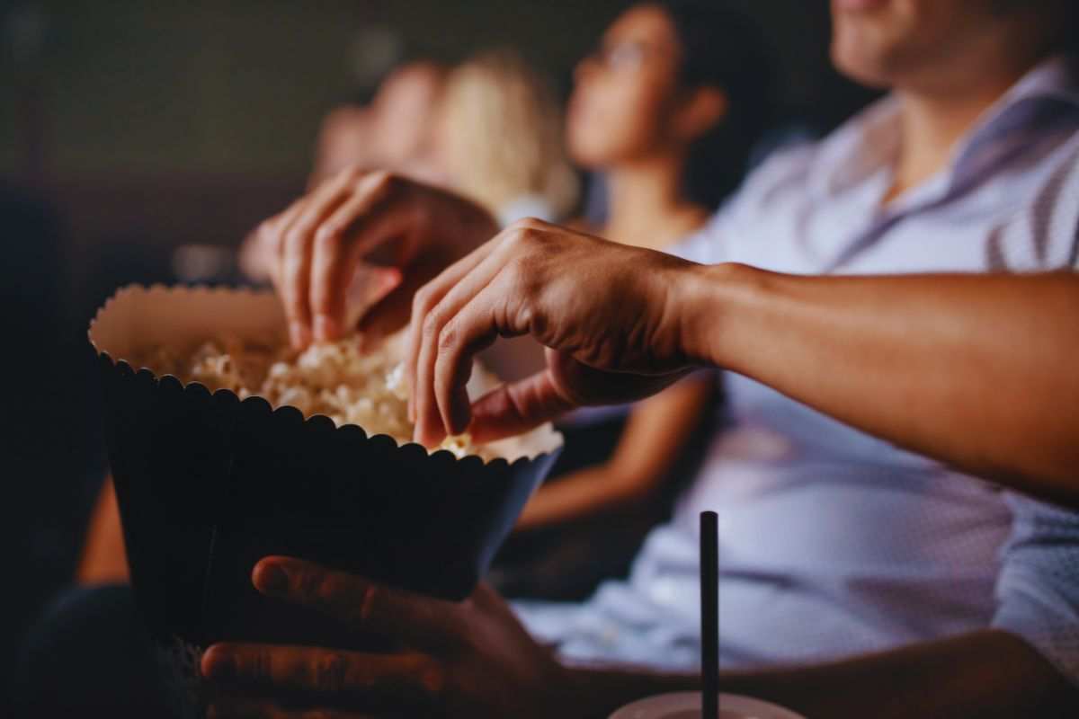 personemangiano popcorn al cinema