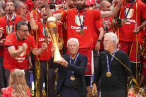Giorgio Armani e il trofeo dell'Olympia basket