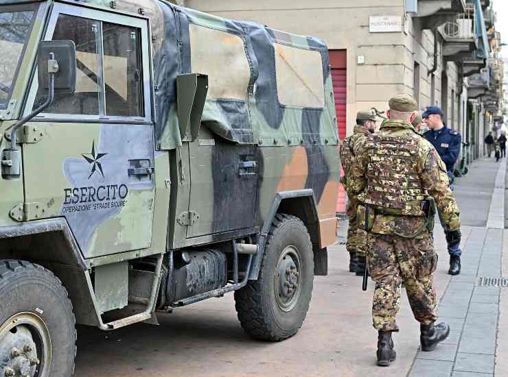 Dei militari in strada